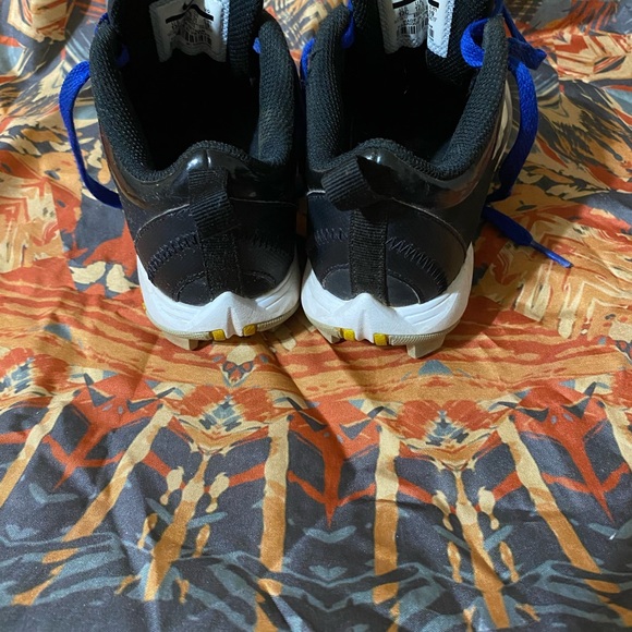 Nike Kids cleats- White and Black with Blue Laces scuffing noted at toe areas - Picture 4 of 6